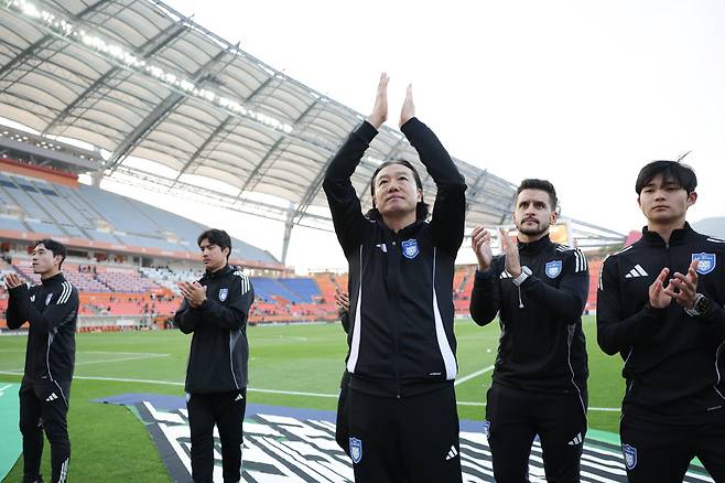 제주월드컵경기장/ K리그1/ 제주SKFC vs 울산HDFC/ 울산 김판곤 감독/ 팬들에게 이야기/ 사진 김정수