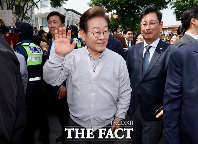 이재명 더불어민주당 대선 후보는 상대적 여유 속에서 본선 준비에 나섰다. 여론조사에서도 연일 우세를 이어가며 승부의 무게추를 자신 쪽으로 끌어당기는 분위기다. /뉴시스