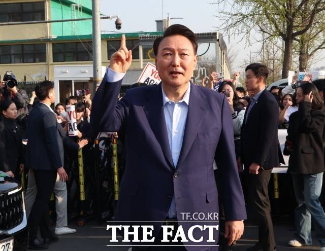 윤석열 전 대통령이 11일 오후 서울 용산구 한남동 대통령 관저 정문에서 퇴거하며 지지자들을 향해 검지 손가락을 들어보이고 있다. /서예원 기자(현장풀)