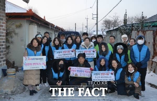 새내기 봉사자 오병택 군과 엄마인 조선희 씨가 대전봉사체험교실 봉사자들과 함께 새벽 연탄 나르기 봉사를 펼치고 있다. /선치영 기자