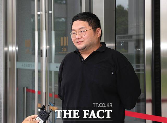 1100만대 구독자를 보유한 먹방 유튜버 쯔양(박정원)을 협박한 혐의로 1심에서 실형을 선고받은 유튜버 구제역(이준희) 측이 "쯔양이 먼저 접근해 리스크 관리를 해달라고 요청했다"고 주장했다. 구제역이 지난해 7월 경기 수원시 영통구 수원지방검찰청으로 구속 전 피의자심문(영장실질심사)을 받기 위해 출석하고 있다. /수원=장윤석 기자