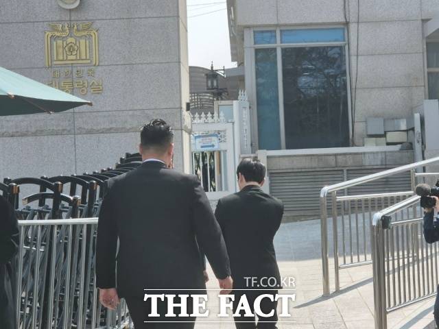 경찰청 국가수사본부 비상계엄 특별수사단(특수단)은 16일 오전 윤석열 전 대통령과 김성훈 대통령경호처 차장의 특수공무집행방해 등 혐의와 관련해 비화폰(보안처리된 전화기) 서버, 대통령실, 경호처 사무실, 경호처장 공관 등에 대한 압수수색 영장 집행에 나섰다. 사진은 이날 대통령실 앞 모습./송호영 기자