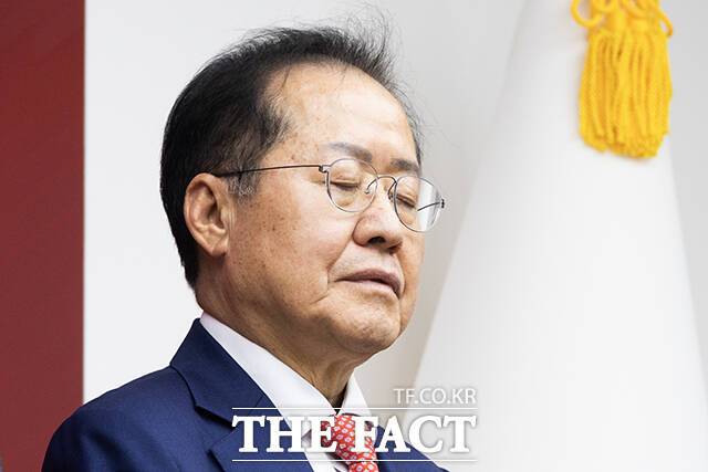 제21대 대통령후보자 국민의힘 3차 경선 진출에서 탈락한 홍준표 후보가 29일 오후 서울 여의도 국민의힘 중앙당사에서 진출자들의 소감을 듣는 모습. 이날 그는 정계 은퇴를 선언했다. /국회사진취재단