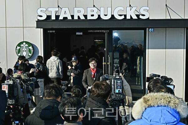 애기봉에 유치한 글로벌 커피브랜드 오픈 당시 30여곳이 넘는 내외신의 스포트라이트가 쏟아졌다 .