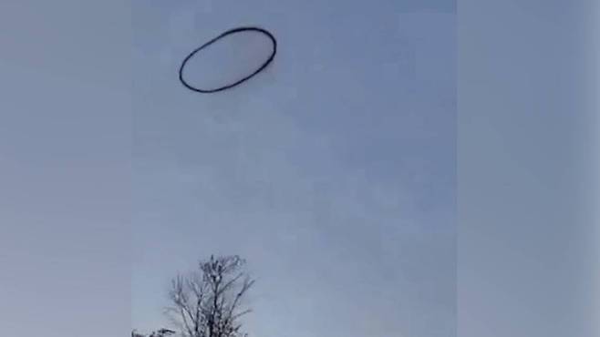 미국 캔자스주 상공에서 목격된 거대한 검은 고리 형태 / 뉴욕포스트 캡처
