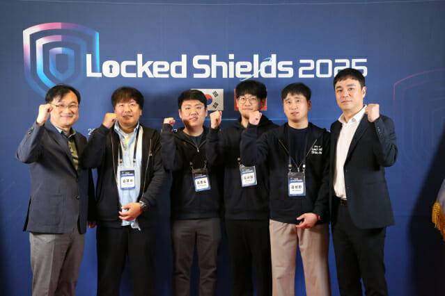 최지웅 KT클라우드 대표(우측 끝)와 참가자들이 기념 사진을 촬영하고 있다. (사진=KT클라우드)