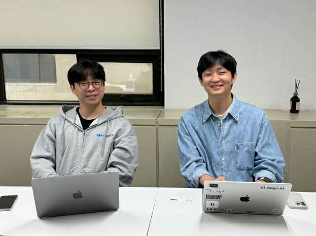 김주원 콕스웨이브 공동대표(왼쪽)와 이엽 콕스웨이브 이사(오른쪽)가 생성형 AI 분석 플랫폼 '얼라인'의 기술과 글로벌 전략에 대해 설명하고 있다. (사진=콕스웨이브)