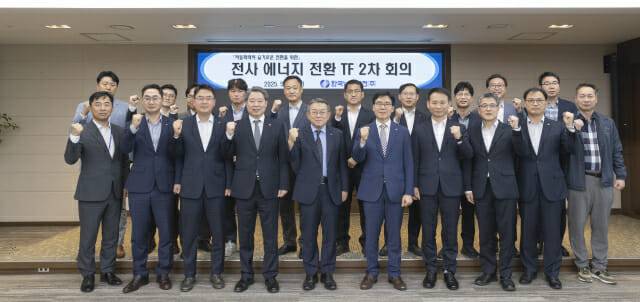 김준동 한국남부발전 사장(앞줄 왼쪽 다섯 번째)이 12일 ‘하동화력의 슬기로운 에너지전환 TF 2차 회의’에서 참석자들과 기념 촬영을 하고 있다.