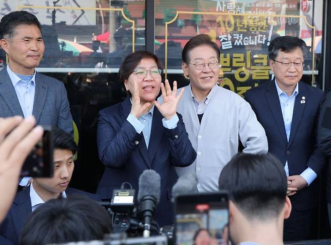 이재명 더불어민주당 대선 후보와 정은경 총괄선대위원장이 '골목골목 경청투어:국토종주편'에 나선 지난 7일 전북 진안군 새참거리를 찾아 인사를 하고 있다. 연합뉴스