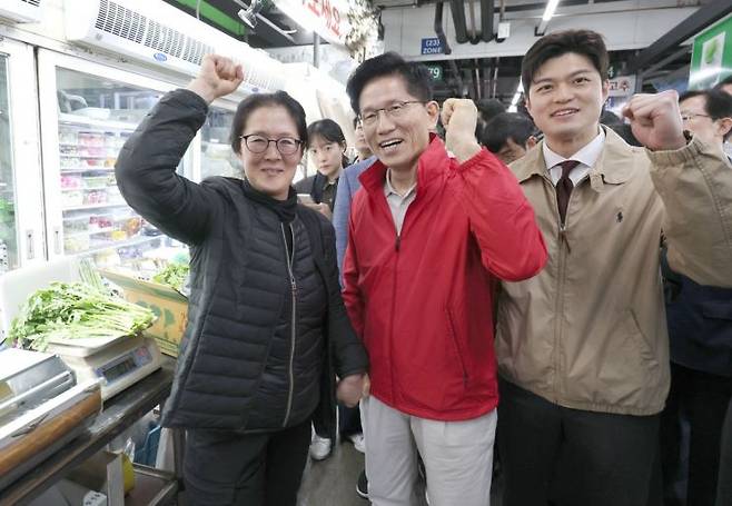 김문수 국민의힘 대선 후보가  제21대 대통령 선거 공식 선거운동 첫날인 12일 서울 송파구 가락시장을 방문해 상인들과 기념촬영을 하고 있다. 연합뉴스