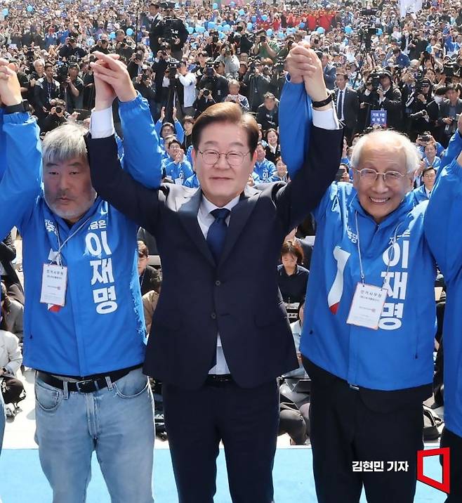 이재명 더불어민주당 대선 후보가 제21대 대통령선거 공식 선거운동 첫날인 12일 '빛의 혁명'을 상징하는 공간인 서울 광화문 청계광장에서 첫 유세를 시작하며 두 팔을 번쩍 들고 있다. 2025.5.12 김현민 기자