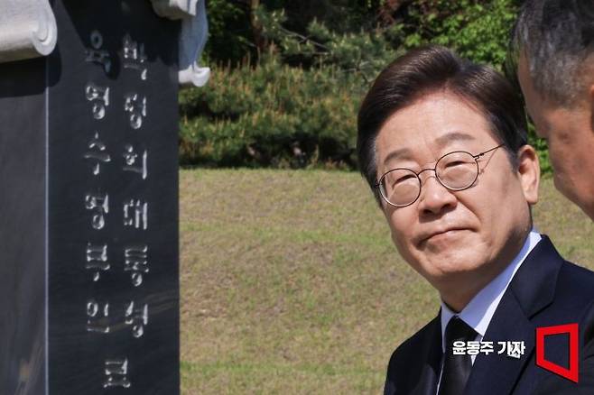 이재명 더불어민주당 대선 후보가 지난달 28일 서울 동작구 국립서울현충원 박정희 전 대통령 묘소를 참배하고 있다. 윤동주 기자