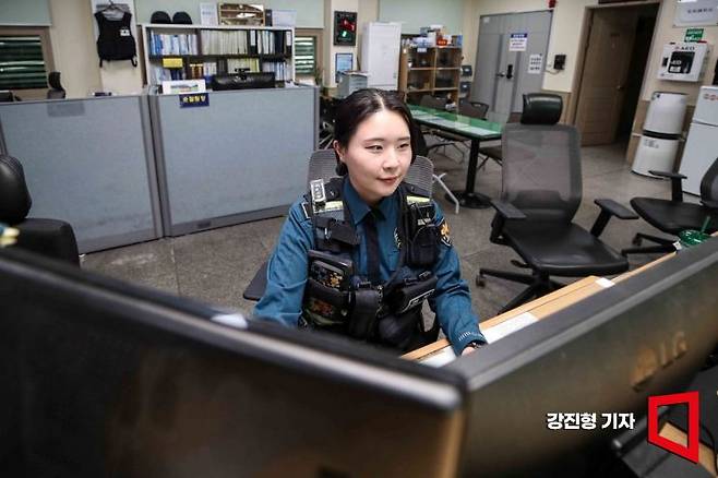 나선영 순경이 7일 서울 종로구 혜화경찰서대학로파출소에서 업무를 보고 있다. 강진형 기자