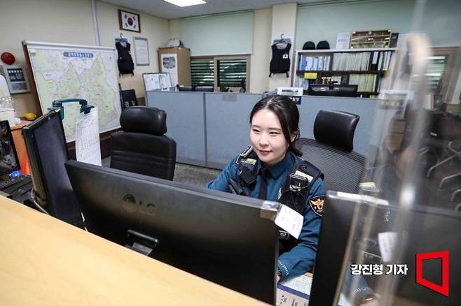나선영 순경이 7일 서울 종로구 혜화경찰서대학로파출소에서 업무를 보고 있다. 강진형 기자