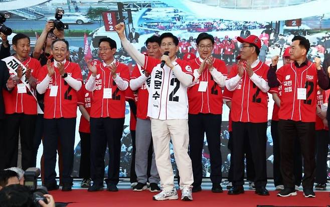 국민의힘 김문수 대선 후보가 12일 대구 서문시장에서 시민들에게 지지를 호소하고 있다. 연합뉴스