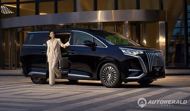 BYD 프리미엄 전기차 브랜드 덴자의 '덴자 9'이 인도네시아 시장에서 빠르게 성장하면서 고급 미니밴 시장을 장악해 왔던 도요타를 위협하고 있다. (덴자)