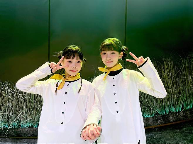 뮤지컬 '긴긴밤'에서 마지막 흰바위 코뿔소 노든과 함께 바다를 향해 긴 긴 밤을 통과하는 아기 펭귄 역의 설가은(16·오른쪽)과 최은영(12). 두 배우는 "부모님들이 아이들과 함께 오시는데 끝날 때 보면 아이들은 활짝 웃고 있는데 부모님들은 하도 울어서 얼굴이 눈물범벅"이라며 웃었다. 50만부 넘게 팔린 동명의 아동 청소년 소설이 원작. /라이브러리컴퍼니