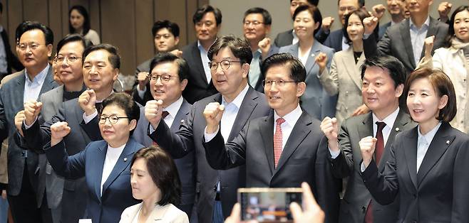 金, 국힘 의원들과 '파이팅' - 김문수(앞줄 오른쪽에서 셋째) 국민의힘 대선 후보가 11일 서울 여의도 국회에서 열린 국민의힘 의원총회에 참석해 의원들과 사진 촬영을 하고 있다. /뉴시스