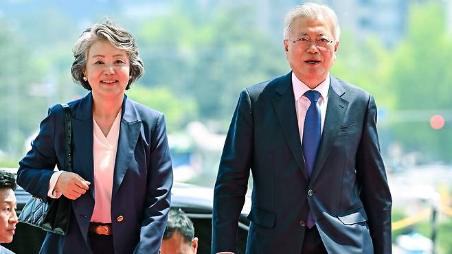 문재인 전 대통령과 김정숙 여사가 지난달 25일 서울 여의도 국회에 우원식 국회의장과 면담을 위해 들어서고 있다. /국회사진기자단