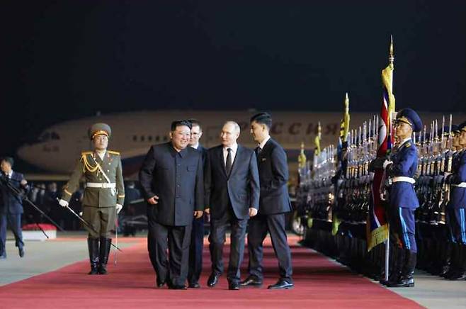 블라디미르 푸틴 러시아 대통령이 지난해라디미르 푸틴 러시아 대통령이 지난해 6월 방북했을 당시 김정은 국무위원장이 공항에서 맞이하는 모습. /노동신문 뉴스1