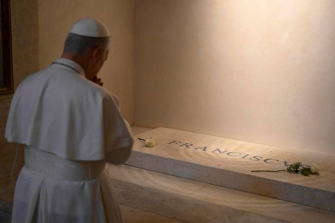 교황 레오 14세가 10일 이탈리아 로마 산타마리아 마조레 대성당의 전임 교황 프란치스코의 무덤을 참배하고 있다. /EPA 연합뉴스