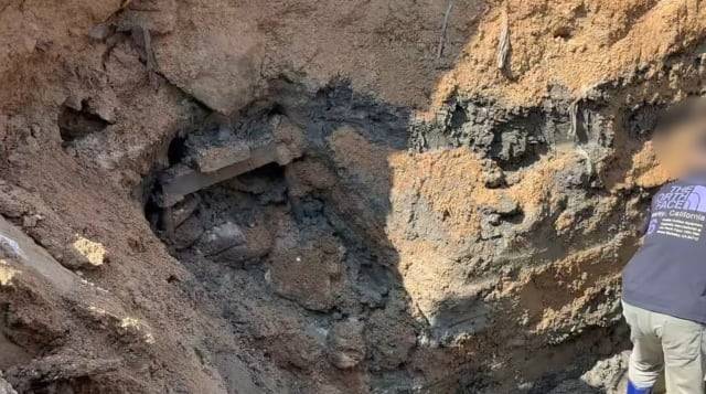 구미시 선기동의 한 매장 내 창고 건물 등 2곳을 빌린 뒤 곡괭이와 삽으로 송유관 절도 일당이 땅굴을 판 흔적. /경북경찰청 제공.