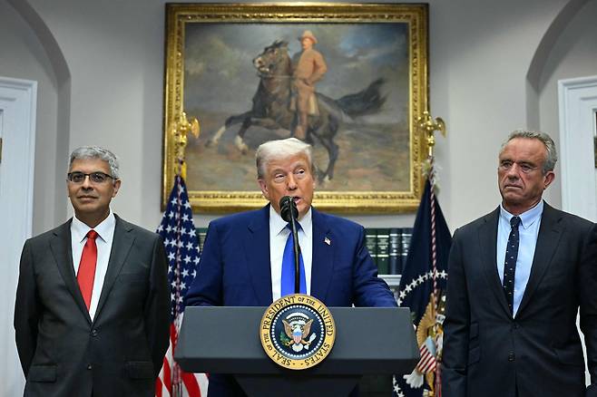 도널드 트럼프 미국 대통령(가운데)이 12일 백악관에서 기자회견을 하고 있다. /AFP 연합뉴스