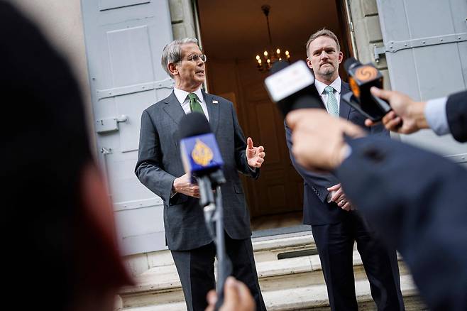 스콧 베선트 미국 재무장관(왼쪽)과 제이미슨 그리어 미무역대표부(USTR) 대표가 11일(현지 시각) 스위스 제네바에서 중국과의 무역 협상을 마치고 기자들과 만나 "상당한 진전이 있었다"고 설명했다./AFP 연합뉴스