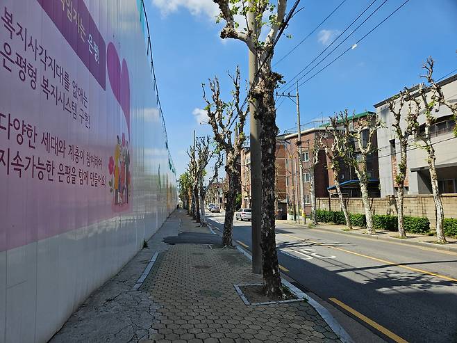 7일 오전 서울 은평구 대조동 ‘힐스테이트 메디알레’ 공사현장과 인접한 왕복 2차선 도로. /방재혁 기자