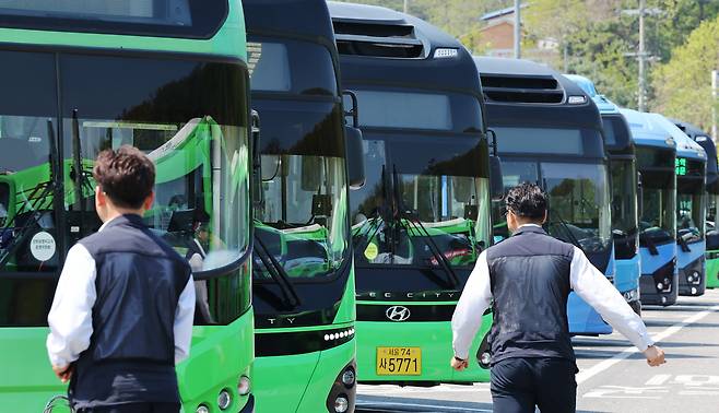서울 양천구에 위치한 버스 공영차고지에 운행을 앞둔 버스가 줄지어 주차돼 있다. /뉴스1