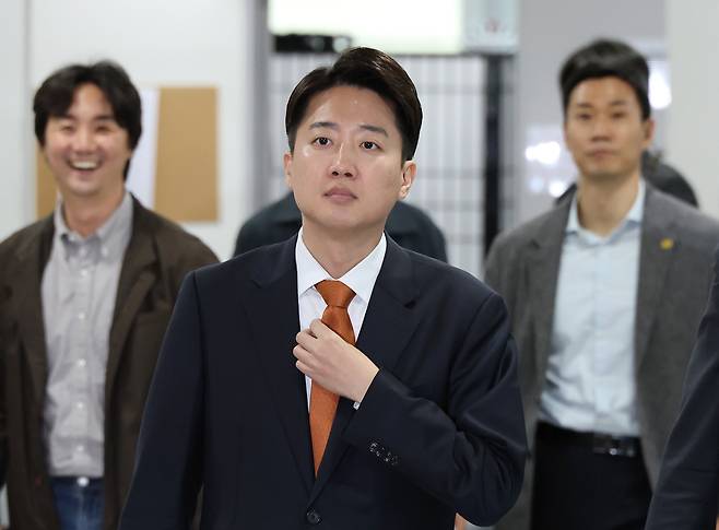 개혁신당 이준석 대선 후보가 제21대 대통령 선거 공식 선거운동 첫날인 12일 서울 여의도 국회 소통관에서 선거 구상 발표를 하기 위해 입장하고 있다. /연합뉴스