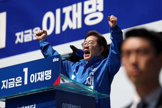 이재명 더불어민주당 대통령 후보가 제21대 대통령선거 공식 선거운동이 시작된 12일 오전 서울 종로구 광화문광장에서 열린 중앙선거대책위원회 출정식에서 연설을 하고 있다. /뉴스1