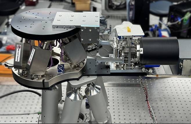 텔레픽스가 개발한 블루카본 모니터링 위성 탑재체 블루본(BlueBON) 테스트 모델의 모습. 블루본은 지난 1월 우주로 발사됐지만, 테스트 모델은 대전 스페이스랩에 남아 있다./텔레픽스