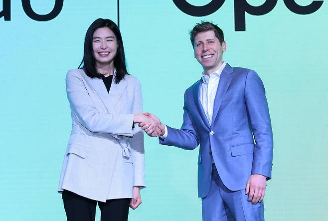 정신아 카카오 대표와 샘 올트먼 오픈AI 최고경영자(CEO)가 지난 2월 서울 중구 플라자호텔에서 전략적 제휴를 맺었다./뉴스1