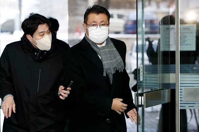 신풍제약 오너 2세인 장원준 전 신풍제약 대표가 2023년 1월 27일 서울 서초구 서울중앙지방법원에서 열린 영장실질심사에 출석하고 있다. 당시 그는 의약품 원료 납품 업체와 허위 거래로 비자금을 조성한 혐의를 받았다. / 뉴스1