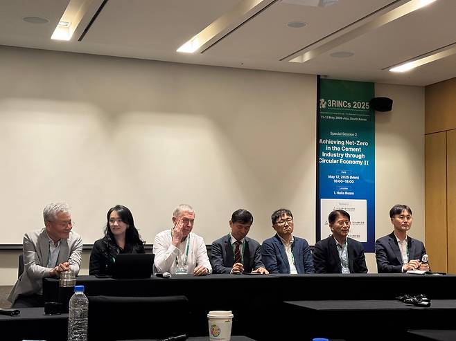 한국폐기물자원순환학회가 12일 오후 2시 제주 서귀포 신화월드 1층에서 개최한 3RINCs 2025(The 3R international scientific conference on material cycles and waste management) 국제학술대회에서 발표자들이 발표 후 기자간담회를 준비하고 있다. /박지윤 기자