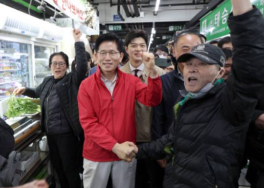 제21대 대통령 선거 공식 선거운동 첫날인 12일 김문수 국민의힘 대선 후보가 서울 송파구 가락시장을 찾아 상인들과 인사하고 있다. 연합뉴스