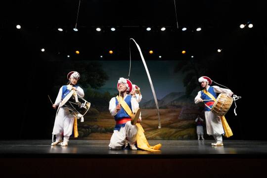 계룡시가 지난 10일 계룡문화예술의전당 대공연장에서 개최한 국립부산국악원 국악공연 '왔구나 연희야'가 관객들의 뜨거운 환호 속에 성황리에 마무리됐다. 계룡시 제공