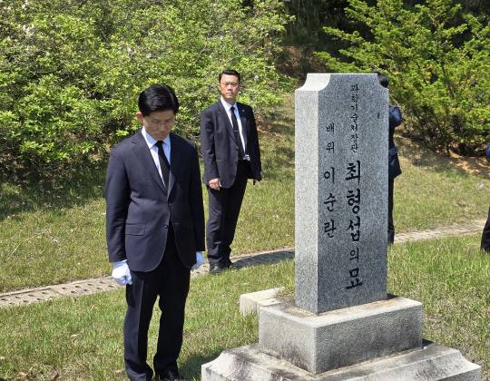 김문수 국민의힘 대선 후보가 12일 국립대전현충원을 찾아 최형섭 전 과학기술처장관 묘역을 추모하고 있다. 이성현 기자
