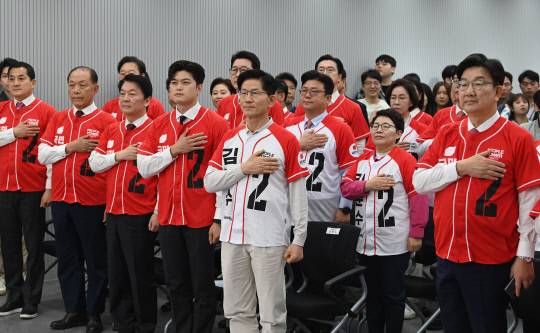 국민의힘 김문수 대선 후보와 권성동 원내대표, 비상대책위원장으로 내정된 김용태 의원 등이 12일 서울 영등포구 여의도 국민의힘 중앙당사에서 열린 중앙선대위 임명장 수여식에서 국민의례를 하고 있다. 연합뉴스