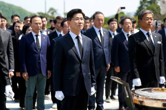 제21대 대통령 선거 첫 공식 선거운동일인 12일 오후 김문수 국민의힘 대선 후보가 대전 유성구 국립대전현충원을 찾아 현충탑에 참배하며 순국선열과 호국영령의 뜻을 기리고 있다. 김영태 기자