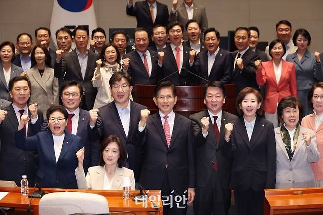 김문수 국민의힘 대선 후보가 11일 오후 국회에서 열린 국민의힘 의원총회에서 권성동 원내대표 등 의원들과 대선 승리를 다짐하며 파이팅을 외치고 있다. ⓒ데일리안 홍금표 기자