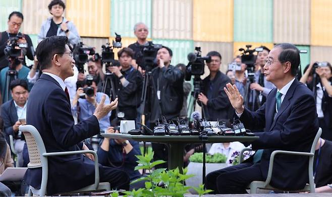 김문수 국민의힘 대선 후보와 한덕수 전 국무총리가 8일 서울 여의도 국회 내 카페에서 단일화 관련 회동을 하고 있다. ⓒ뉴시스