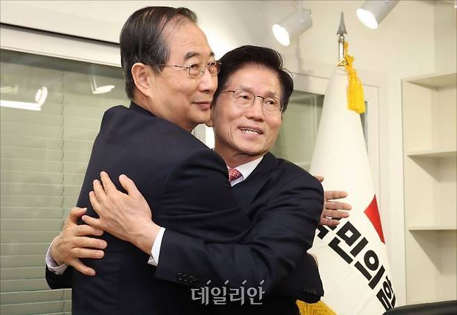 김문수 국민의힘 대선 후보가 지난 11일 서울 여의도 국민의힘 중앙당사 대통령 후보실에서 대선 후보 단일화를 두고 갈등을 빚었던 한덕수 전 국무총리와 포옹을 하고 있다. ⓒ데일리안 홍금표 기자