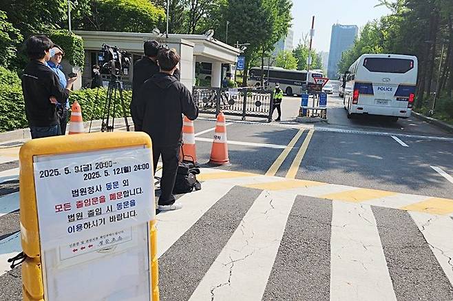 '내란 우두머리' 혐의를 받는 윤석열 전 대통령의 법원 출석을 앞두고 법원 청사 내외부에 대한 경계가 강화된 가운데 12일 오전 서울 서초구 서울법원종합청사 입구에 '동문 외 모든 출입문을 폐문한다'는 안내문이 게시되어 있다. ⓒ데일리안 진현우 기자