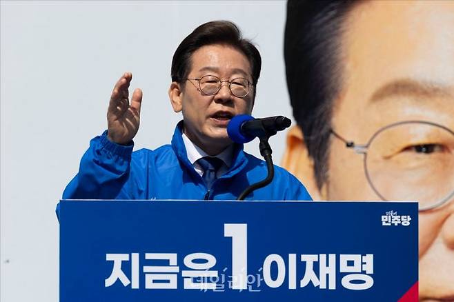 이재명 민주당 대선 후보가 12일 오전 서울 광화문 청계광장에서 열린 '빛의 혁명' 대선 출정식에서 연설을 하고 있다. ⓒ데일리안 홍금표 기자
