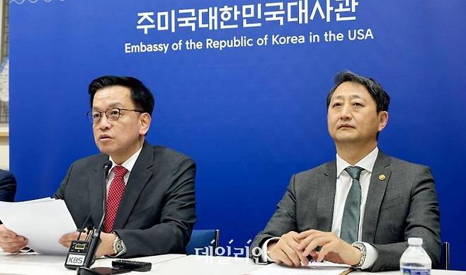 최상목 전 경제부총리 겸 기획재정부 장관(왼쪽)과 안덕근 산업통상자원부 장관이 지난달 24일(현지 시간) 미국 워싱턴D.C. 주미대사관에서 한·미 2+2 통상협의(Trade Consultation) 관련 합동브리핑을 하고 있다.ⓒ뉴시스