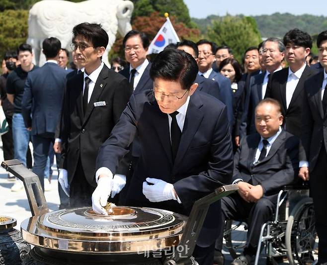 21대 대선 공식 선거운동이 시작된 12일 오후 김문수 국민의힘 대선 후보가 대전 유성구 국립대전현충원을 찾아 현충탑에서 참배하고 있다. ⓒ데일리안 방규현 기자