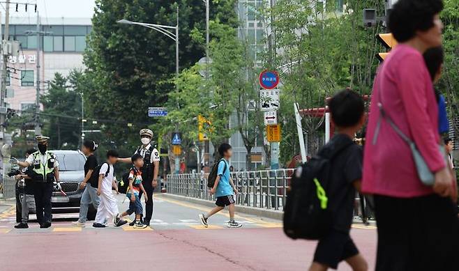 서울 혜화초등학교 앞에서 교통 경찰 및 교통지도 단속원, 학교 관계자 등이어린이보호구역 내 집중단속 및 교통지도 활동을 하고 있다. ⓒ연합뉴스