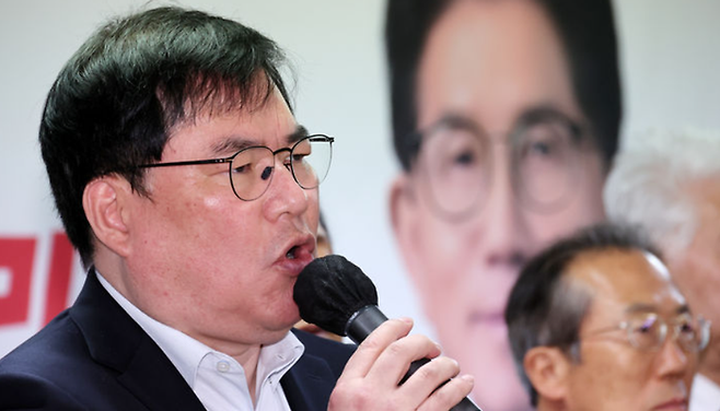 유동규 전 성남도시개발공사 기획본부장이 지난 7일 오전 서울 여의도 김문수 국민의힘 대선후보 캠프 사무실에서 이인제 전 의원 등 전직 국회의원 209명의 김 후보 지지 성명서 발표식에서 발언하고 있다.ⓒ뉴시스